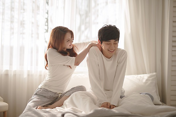 포토 JPG 응시 여자 남자 가족 신혼부부 남편 실내 사랑 웃음 앉기 상반신 20대 성인 두명 앞모습 30대 다정 침실 한국인 침대 마사지 아내 어깨주무르기 부부라이프 성인만 국내포토 라이프스타일 부부 시선 감정 뷰포인트 가구 컨셉 관계 모션 표정 사람 동양인 청년 내부 장년 신혼 주무르기 파일형식