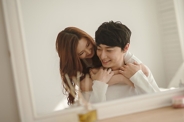 포토 JPG 응시 여자 남자 가족 신혼부부 안기 남편 실내 사랑 서기 웃음 앉기 상반신 20대 성인 두명 앞모습 아웃포커스 30대 다정 한국인 아내 화장대 백허그 부부라이프 성인만 국내포토 라이프스타일 부부 시선 감정 뷰포인트 가구 컨셉 관계 모션 포옹 촬영기법 표정 사람 동양인 청년 내부 장년 신혼 파일형식