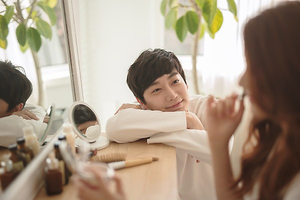 포토 JPG 응시 여자 남자 가족 신혼부부 남편 실내 사랑 웃음 앉기 상반신 20대 성인 두명 앞모습 옆모습 아웃포커스 30대 화장 턱괴기 다정 화장품 한국인 아내 구경 화장대 부부라이프 성인만 국내포토 라이프스타일 부부 시선 감정 뷰포인트 가구 컨셉 관계 모션 촬영기법 표정 사람 동양인 청년 내부 장년 뷰티 신혼 파일형식