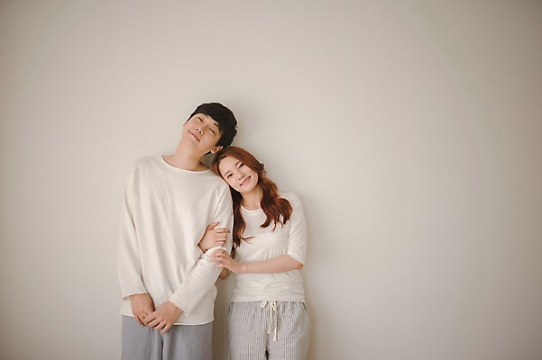 포토 JPG 여자 남자 벽 가족 신혼부부 남편 실내 사랑 서기 웃음 상반신 20대 성인 두명 앞모습 30대 팔짱 기댐 다정 잠옷 한국인 아내 부부라이프 성인만 국내포토 라이프스타일 부부 옷 감정 뷰포인트 컨셉 관계 모션 표정 사람 동양인 청년 내부 장년 신혼 파일형식