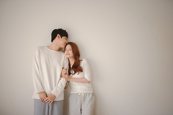 포토 JPG 여자 남자 벽 가족 신혼부부 남편 키스 실내 사랑 서기 웃음 상반신 20대 성인 두명 앞모습 30대 팔짱 기댐 다정 잠옷 한국인 아내 부부라이프 성인만 국내포토 라이프스타일 부부 옷 감정 뷰포인트 컨셉 관계 모션 표정 사람 동양인 청년 내부 장년 애정표현 신혼 파일형식