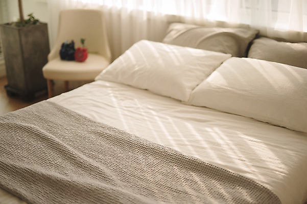 포토 JPG 의자 베개 실내 사람없음 아웃포커스 이불 침대 국내포토 가구 침구 촬영기법 내부 파일형식