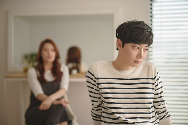 포토 JPG 응시 여자 남자 가족 신혼부부 남편 실내 앉기 상반신 20대 성인 두명 앞모습 아웃포커스 30대 침실 한국인 침대 아내 싸움 화장대 갈등 부부라이프 성인만 국내포토 라이프스타일 부부 시선 뷰포인트 가구 관계 모션 촬영기법 사람 동양인 청년 내부 장년 신혼 파일형식