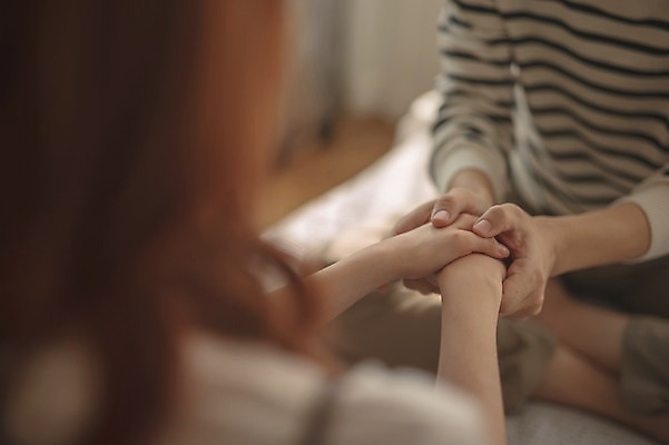 포토 JPG 여자 남자 가족 신혼부부 남편 실내 사랑 앉기 상반신 20대 성인 두명 앞모습 뒷모습 아웃포커스 신체부위 30대 손잡기 다정 침실 한국인 침대 아내 부부라이프 성인만 국내포토 라이프스타일 부부 감정 뷰포인트 가구 컨셉 관계 모션 촬영기법 사람 동양인 청년 내부 장년 신혼 파일형식