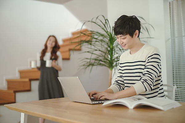 포토 JPG 응시 여자 남자 커피 가족 신혼부부 남편 휴식 실내 서기 웃음 들기 앉기 상반신 20대 성인 두명 앞모습 옆모습 아웃포커스 컵 30대 노트북 한국인 아내 부부라이프 성인만 국내포토 라이프스타일 식기 부부 시선 음료 뷰포인트 컨셉 관계 모션 촬영기법 표정 사람 동양인 청년 내부 장년 전자제품 신혼 파일형식