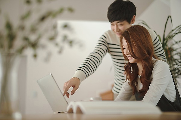 포토 JPG 응시 여자 남자 가족 신혼부부 남편 휴식 실내 서기 웃음 앉기 상반신 20대 성인 두명 옆모습 아웃포커스 책 30대 노트북 한국인 가리킴 아내 부부라이프 성인만 국내포토 라이프스타일 부부 시선 뷰포인트 컨셉 관계 모션 촬영기법 표정 사람 동양인 손짓 청년 내부 장년 전자제품 신혼 파일형식
