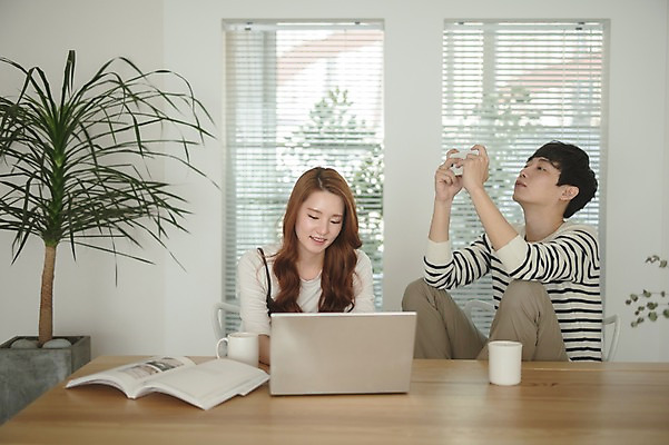 포토 JPG 여자 남자 가족 신혼부부 남편 휴식 실내 웃음 들기 앉기 상반신 20대 성인 두명 앞모습 옆모습 컵 30대 노트북 스마트폰 한국인 게임 아내 모바일게임 부부라이프 성인만 국내포토 라이프스타일 식기 부부 뷰포인트 컨셉 관계 모션 놀이 표정 사람 동양인 청년 내부 장년 전자제품 핸드폰 스마트기기 신혼 파일형식