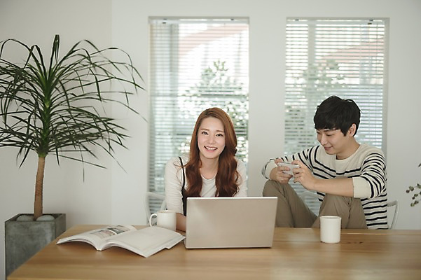 포토 JPG 응시 여자 남자 가족 신혼부부 남편 휴식 실내 웃음 들기 앉기 상반신 20대 성인 두명 앞모습 옆모습 컵 30대 노트북 스마트폰 한국인 게임 아내 모바일게임 부부라이프 성인만 국내포토 라이프스타일 식기 부부 시선 뷰포인트 컨셉 관계 모션 놀이 표정 사람 동양인 청년 내부 장년 전자제품 핸드폰 스마트기기 신혼 파일형식