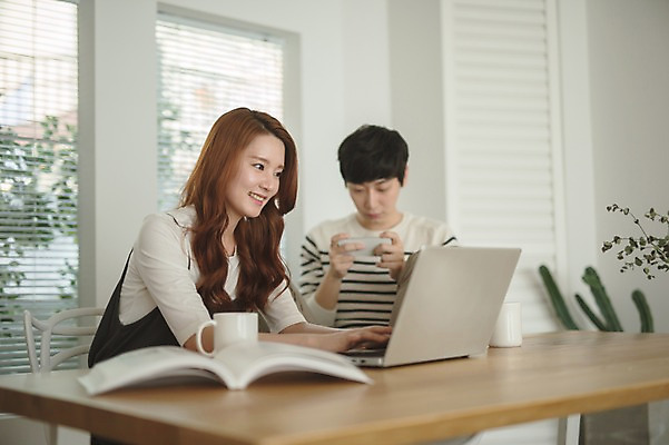 포토 JPG 응시 여자 남자 가족 신혼부부 남편 휴식 실내 웃음 들기 앉기 상반신 20대 성인 두명 앞모습 옆모습 컵 30대 노트북 스마트폰 한국인 게임 아내 모바일게임 부부라이프 성인만 국내포토 라이프스타일 식기 부부 시선 뷰포인트 컨셉 관계 모션 놀이 표정 사람 동양인 청년 내부 장년 전자제품 핸드폰 스마트기기 신혼 파일형식