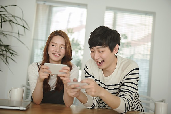 포토 JPG 응시 여자 남자 가족 신혼부부 남편 휴식 실내 웃음 들기 앉기 상반신 20대 성인 두명 앞모습 컵 30대 스마트폰 한국인 게임 아내 모바일게임 부부라이프 성인만 국내포토 라이프스타일 식기 부부 시선 뷰포인트 컨셉 관계 모션 놀이 표정 사람 동양인 청년 내부 장년 핸드폰 스마트기기 신혼 파일형식
