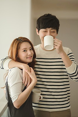 포토 JPG 여자 남자 커피 가족 신혼부부 안기 남편 어깨동무 휴식 실내 서기 웃음 들기 상반신 20대 성인 두명 앞모습 옆모습 컵 30대 한국인 마시기 아내 부부라이프 성인만 국내포토 라이프스타일 식기 부부 음료 뷰포인트 포즈 컨셉 관계 모션 표정 사람 동양인 청년 내부 장년 신혼 파일형식