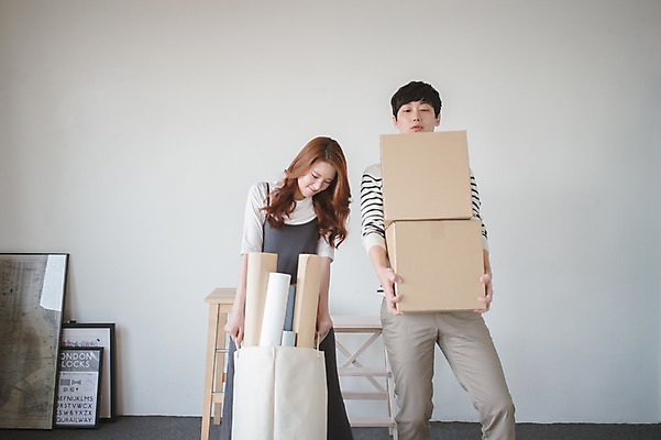 포토 JPG 여자 남자 가족 신혼부부 남편 실내 사랑 서기 들기 상반신 20대 성인 두명 앞모습 30대 상자 다정 한국인 아내 이사 이삿짐 부부라이프 성인만 국내포토 라이프스타일 부부 감정 뷰포인트 컨셉 관계 모션 사람 동양인 청년 내부 장년 신혼 파일형식