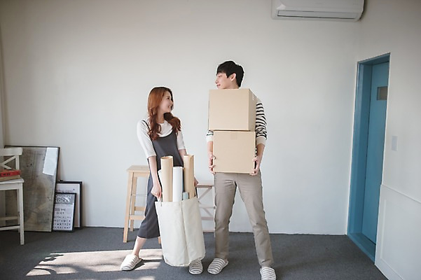 포토 JPG 전신 여자 남자 가족 신혼부부 남편 실내 사랑 서기 웃음 들기 20대 성인 두명 앞모습 30대 상자 마주보기 다정 한국인 아내 이사 이삿짐 부부라이프 성인만 국내포토 라이프스타일 부부 감정 뷰포인트 컨셉 관계 모션 표정 사람 동양인 청년 내부 장년 신혼 파일형식