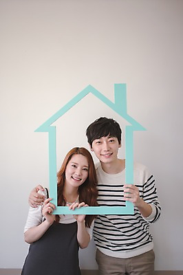 포토 JPG 배너 여자 남자 가족 신혼부부 남편 부동산 실내 사랑 웃음 들기 앉기 상반신 20대 성인 두명 앞모습 30대 다정 한국인 아내 부부라이프 성인만 집모양 국내포토 모양 라이프스타일 부부 감정 뷰포인트 컨셉 관계 모션 표정 사람 동양인 청년 내부 장년 재산 신혼 파일형식