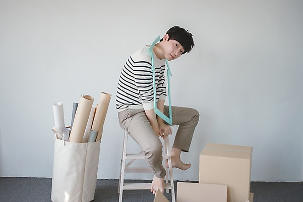 포토 JPG 전신 배너 남자 부동산 실내 한명 앉기 성인 옆모습 30대 한국인 이사 내집마련 이삿짐 자취 성인남자한명만 집모양 걸기 국내포토 모양 1 뷰포인트 모션 사람 동양인 내부 장년 재산 남자한명만 성인남자만 파일형식