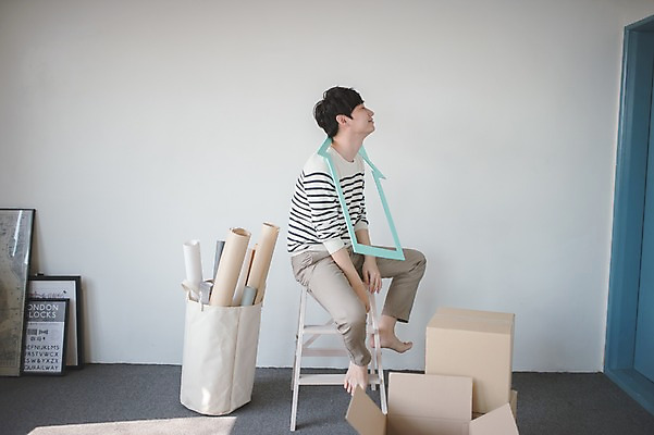 포토 JPG 전신 배너 남자 부동산 실내 한명 웃음 앉기 성인 옆모습 30대 한국인 이사 내집마련 이삿짐 자취 성인남자한명만 집모양 걸기 국내포토 모양 1 뷰포인트 모션 표정 사람 동양인 내부 장년 재산 남자한명만 성인남자만 파일형식