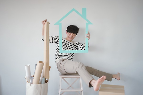 포토 JPG 전신 배너 남자 부동산 실내 한명 들기 앉기 성인 옆모습 30대 한국인 이사 내집마련 이삿짐 자취 성인남자한명만 집모양 국내포토 모양 1 뷰포인트 모션 사람 동양인 내부 장년 재산 남자한명만 성인남자만 파일형식
