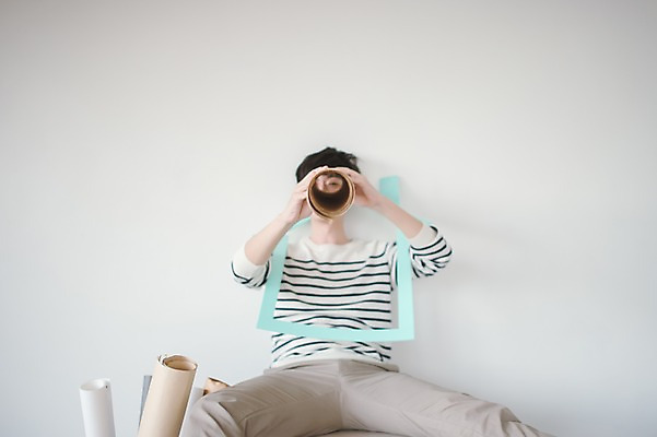 포토 JPG 배너 남자 부동산 실내 한명 들기 앉기 상반신 성인 앞모습 30대 한국인 이사 내집마련 이삿짐 자취 성인남자한명만 집모양 걸기 국내포토 모양 1 뷰포인트 모션 사람 동양인 내부 장년 재산 남자한명만 성인남자만 파일형식