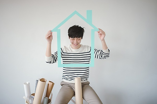 포토 JPG 배너 남자 부동산 실내 사랑 한명 웃음 들기 앉기 상반신 성인 앞모습 30대 눈감음 다정 한국인 이사 내집마련 이삿짐 자취 성인남자한명만 집모양 국내포토 모양 1 감정 뷰포인트 컨셉 모션 표정 사람 동양인 내부 장년 재산 남자한명만 성인남자만 파일형식