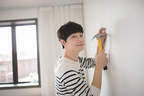 포토 JPG 남자 벽 창문 실내 한명 서기 웃음 들기 상반신 성인 옆모습 30대 한국인 못 망치 망치질 성인남자한명만 국내포토 1 뷰포인트 모션 표정 사람 동양인 내부 장년 공구 남자한명만 성인남자만 파일형식