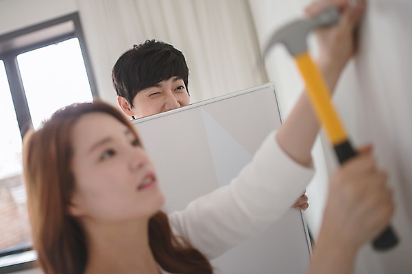 포토 JPG 응시 여자 남자 액자 가족 신혼부부 남편 실내 사랑 서기 웃음 들기 상반신 20대 성인 두명 앞모습 옆모습 아웃포커스 30대 다정 한국인 아내 못 망치 망치질 부부라이프 성인만 국내포토 라이프스타일 부부 시선 감정 뷰포인트 컨셉 관계 모션 촬영기법 표정 사람 동양인 청년 내부 장년 공구 신혼 파일형식