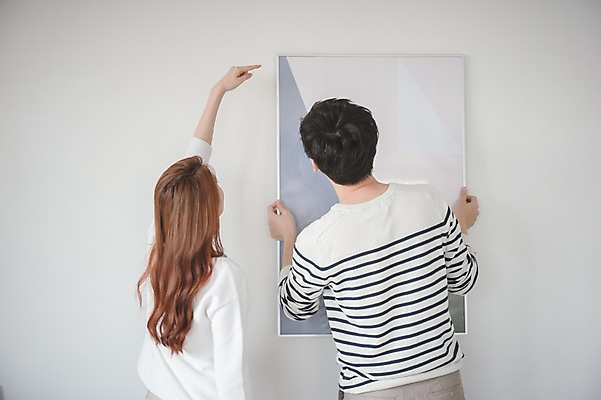 포토 JPG 여자 남자 벽 액자 가족 신혼부부 남편 실내 사랑 서기 상반신 20대 성인 두명 뒷모습 30대 다정 한국인 가리킴 아내 부부라이프 성인만 걸기 국내포토 라이프스타일 부부 감정 뷰포인트 컨셉 관계 모션 사람 동양인 손짓 청년 내부 장년 신혼 파일형식