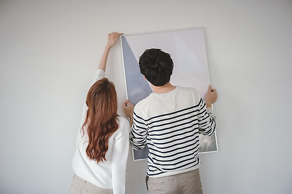 포토 JPG 여자 남자 벽 액자 가족 신혼부부 남편 실내 사랑 서기 들기 상반신 20대 성인 두명 뒷모습 30대 다정 한국인 아내 부부라이프 성인만 걸기 국내포토 라이프스타일 부부 감정 뷰포인트 컨셉 관계 모션 사람 동양인 청년 내부 장년 신혼 파일형식