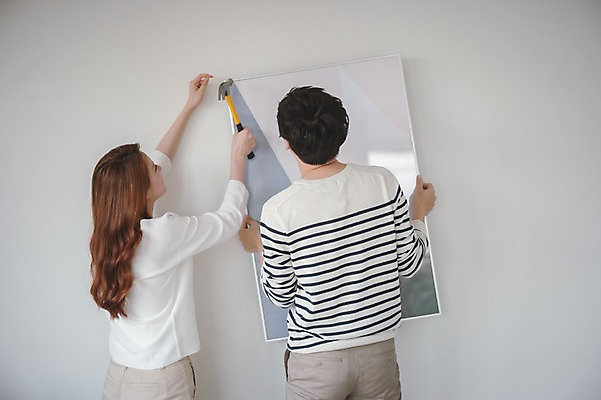 포토 JPG 여자 남자 벽 액자 가족 신혼부부 남편 실내 사랑 서기 들기 상반신 20대 성인 두명 뒷모습 30대 다정 한국인 아내 망치 부부라이프 성인만 걸기 국내포토 라이프스타일 부부 감정 뷰포인트 컨셉 관계 모션 사람 동양인 청년 내부 장년 공구 신혼 파일형식