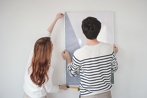 포토 JPG 여자 남자 벽 액자 가족 신혼부부 남편 실내 사랑 서기 들기 상반신 20대 성인 두명 뒷모습 30대 다정 한국인 아내 망치 부부라이프 성인만 걸기 국내포토 라이프스타일 부부 감정 뷰포인트 컨셉 관계 모션 사람 동양인 청년 내부 장년 공구 신혼 파일형식