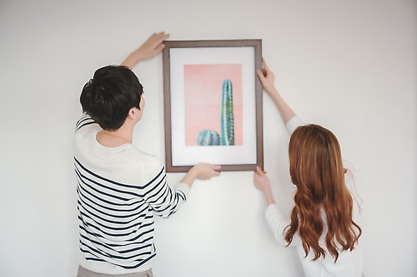 포토 JPG 여자 남자 벽 액자 가족 신혼부부 남편 실내 사랑 서기 들기 상반신 20대 성인 두명 뒷모습 30대 다정 한국인 아내 부부라이프 성인만 걸기 국내포토 라이프스타일 부부 감정 뷰포인트 컨셉 관계 모션 사람 동양인 청년 내부 장년 신혼 파일형식