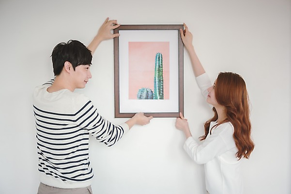 포토 JPG 응시 여자 남자 벽 액자 가족 신혼부부 남편 실내 사랑 서기 웃음 들기 상반신 20대 성인 두명 옆모습 30대 다정 한국인 아내 부부라이프 성인만 걸기 국내포토 라이프스타일 부부 시선 감정 뷰포인트 컨셉 관계 모션 표정 사람 동양인 청년 내부 장년 신혼 파일형식