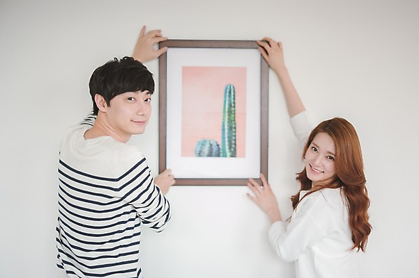 포토 JPG 여자 남자 액자 가족 신혼부부 남편 실내 사랑 서기 웃음 들기 상반신 20대 성인 두명 옆모습 30대 다정 한국인 아내 부부라이프 성인만 걸기 국내포토 라이프스타일 부부 감정 뷰포인트 컨셉 관계 모션 표정 사람 동양인 청년 내부 장년 신혼 파일형식
