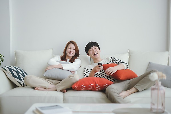 포토 JPG 전신 응시 여자 남자 쿠션 거실 가족 신혼부부 남편 실내 사랑 웃음 들기 앉기 20대 성인 두명 앞모습 30대 소파 기댐 다정 한국인 아내 리모컨 부부라이프 성인만 국내포토 라이프스타일 부부 시선 감정 뷰포인트 컨셉 의자 관계 모션 표정 사람 동양인 청년 내부 장년 신혼 파일형식