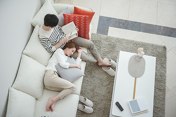 포토 JPG 전신 응시 여자 남자 거실 가족 신혼부부 남편 실내 사랑 웃음 들기 앉기 20대 성인 두명 앞모습 옆모습 책 30대 소파 하이앵글 눕기 독서 다정 한국인 아내 잠 부부라이프 성인만 국내포토 라이프스타일 부부 시선 감정 뷰포인트 컨셉 의자 관계 모션 표정 사람 동양인 청년 내부 장년 신혼 파일형식