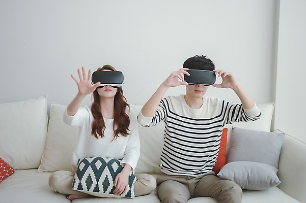 포토 JPG 여자 남자 거실 가족 신혼부부 남편 실내 앉기 상반신 20대 성인 두명 앞모습 30대 소파 만지기 한국인 아내 즐거움 부부라이프 가상현실 성인만 오큘러스 VR기기 국내포토 라이프스타일 부부 감정 뷰포인트 의자 관계 모션 사람 동양인 청년 내부 장년 기계 신혼 파일형식