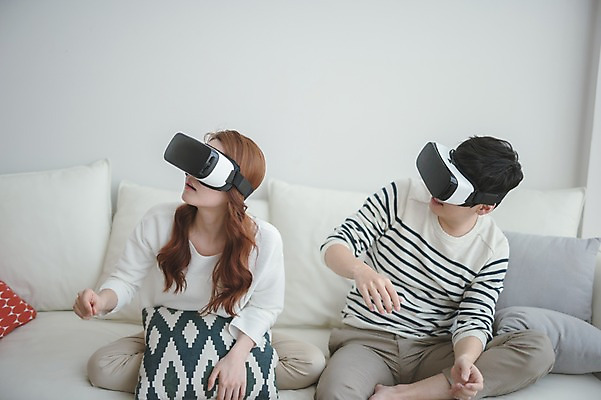 포토 JPG 여자 남자 거실 가족 신혼부부 남편 실내 앉기 상반신 20대 성인 두명 앞모습 30대 소파 한국인 아내 즐거움 부부라이프 가상현실 성인만 오큘러스 VR기기 국내포토 라이프스타일 부부 감정 뷰포인트 의자 관계 모션 사람 동양인 청년 내부 장년 기계 신혼 파일형식