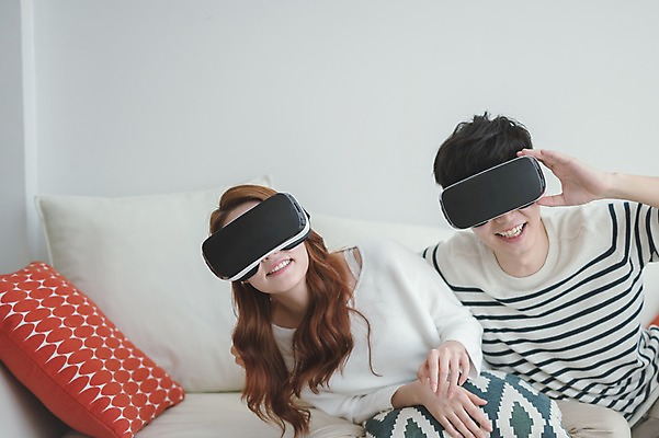 포토 JPG 여자 남자 거실 가족 신혼부부 남편 실내 웃음 앉기 상반신 20대 성인 두명 앞모습 30대 소파 한국인 아내 즐거움 부부라이프 가상현실 성인만 오큘러스 VR기기 국내포토 라이프스타일 부부 감정 뷰포인트 의자 관계 모션 표정 사람 동양인 청년 내부 장년 기계 신혼 파일형식