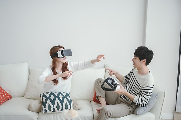 포토 JPG 전신 응시 여자 남자 거실 가족 신혼부부 남편 실내 웃음 앉기 상반신 20대 성인 두명 앞모습 옆모습 30대 소파 만지기 한국인 가리킴 아내 즐거움 부부라이프 가상현실 성인만 오큘러스 VR기기 국내포토 라이프스타일 부부 시선 감정 뷰포인트 의자 관계 모션 표정 사람 동양인 손짓 청년 내부 장년 기계 신혼 파일형식