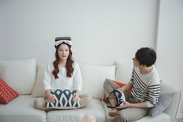 포토 JPG 전신 응시 여자 남자 거실 가족 신혼부부 남편 실내 웃음 앉기 20대 성인 두명 앞모습 옆모습 30대 소파 한국인 아내 벗기 즐거움 부부라이프 가상현실 성인만 오큘러스 VR기기 국내포토 라이프스타일 부부 시선 감정 뷰포인트 의자 관계 모션 표정 사람 동양인 청년 내부 장년 기계 신혼 파일형식