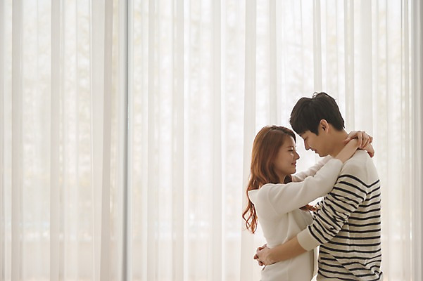 포토 JPG 여자 남자 가족 신혼부부 안기 남편 실내 사랑 서기 웃음 상반신 20대 성인 두명 옆모습 30대 마주보기 다정 한국인 아내 커튼 부부라이프 성인만 국내포토 라이프스타일 부부 감정 뷰포인트 컨셉 관계 모션 표정 사람 동양인 청년 내부 장년 신혼 파일형식