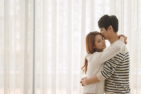 포토 JPG 응시 여자 남자 가족 신혼부부 안기 남편 실내 사랑 서기 웃음 상반신 20대 성인 두명 옆모습 30대 다정 한국인 아내 커튼 부부라이프 성인만 국내포토 라이프스타일 부부 시선 감정 뷰포인트 컨셉 관계 모션 표정 사람 동양인 청년 내부 장년 신혼 파일형식