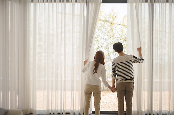 포토 JPG 여자 남자 가족 신혼부부 안기 남편 실내 사랑 서기 웃음 상반신 20대 성인 두명 뒷모습 30대 손잡기 다정 한국인 아내 커튼 부부라이프 성인만 국내포토 라이프스타일 부부 감정 뷰포인트 컨셉 관계 모션 표정 사람 동양인 청년 내부 장년 신혼 파일형식