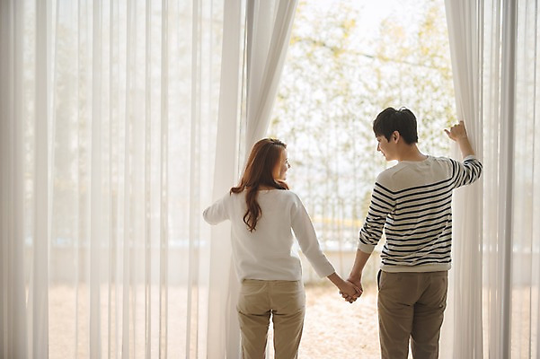 포토 JPG 여자 남자 가족 신혼부부 안기 남편 실내 사랑 서기 웃음 상반신 20대 성인 두명 뒷모습 30대 마주보기 손잡기 다정 한국인 아내 커튼 부부라이프 성인만 국내포토 라이프스타일 부부 감정 뷰포인트 컨셉 관계 모션 표정 사람 동양인 청년 내부 장년 신혼 파일형식