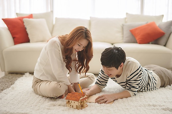 포토 JPG 전신 응시 여자 남자 엎드리기 거실 가족 신혼부부 남편 주택 실내 대화 사랑 앉기 20대 성인 두명 옆모습 30대 소파 모형 다정 한국인 아내 부부라이프 성인만 국내포토 라이프스타일 부부 시선 감정 뷰포인트 컨셉 의자 관계 모션 말하기 사람 동양인 청년 내부 건물 신혼 파일형식 건축물 커플 가구 인종 생활 건축 생활용품 오브젝트