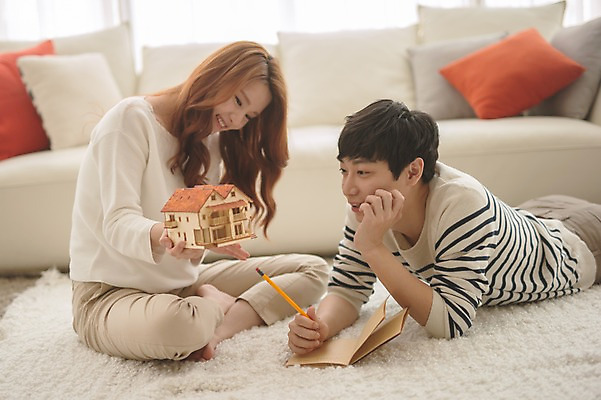 포토 JPG 전신 응시 여자 남자 거실 가족 신혼부부 남편 주택 실내 사랑 웃음 들기 앉기 상반신 20대 성인 두명 옆모습 30대 소파 모형 턱괴기 다정 한국인 아내 부부라이프 성인만 국내포토 라이프스타일 부부 시선 감정 뷰포인트 컨셉 의자 관계 모션 표정 사람 동양인 청년 내부 건물 장년 신혼 파일형식 건축물 커플 가구 인종 생활 건축 생활용품 오브젝트