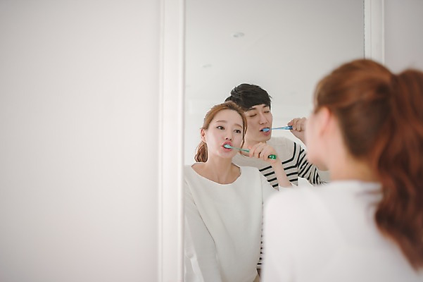 포토 JPG 응시 여자 남자 가족 신혼부부 남편 실내 사랑 서기 들기 상반신 20대 성인 두명 뒷모습 아웃포커스 30대 다정 거울 한국인 양치 아내 칫솔 부부라이프 성인만 국내포토 라이프스타일 부부 시선 감정 뷰포인트 컨셉 관계 모션 촬영기법 사람 동양인 청년 내부 장년 위생용품 청결 신혼 파일형식