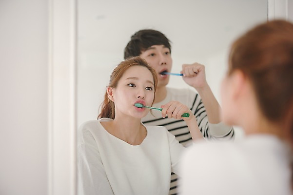 포토 JPG 응시 여자 남자 가족 신혼부부 남편 실내 사랑 서기 들기 상반신 20대 성인 두명 뒷모습 아웃포커스 30대 다정 거울 한국인 양치 아내 칫솔 부부라이프 성인만 국내포토 라이프스타일 부부 시선 감정 뷰포인트 컨셉 관계 모션 촬영기법 사람 동양인 청년 내부 장년 위생용품 청결 신혼 파일형식