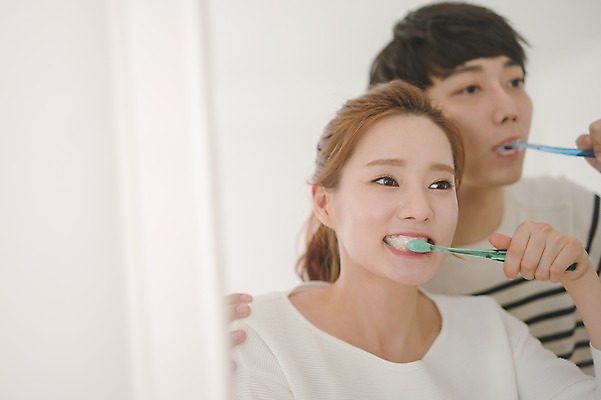 포토 JPG 응시 여자 남자 가족 신혼부부 남편 실내 사랑 서기 들기 상반신 20대 성인 두명 앞모습 30대 다정 거울 한국인 양치 아내 칫솔 부부라이프 성인만 국내포토 라이프스타일 부부 시선 감정 뷰포인트 컨셉 관계 모션 사람 동양인 청년 내부 장년 위생용품 청결 신혼 파일형식