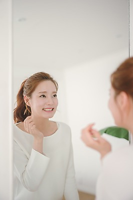 포토 JPG 응시 여자 실내 사랑 한명 서기 웃음 상반신 20대 성인 뒷모습 아웃포커스 다정 거울 한국인 치아 확인 성인여자한명만 국내포토 1 시선 감정 뷰포인트 컨셉 모션 촬영기법 표정 사람 동양인 청년 내부 소화기관 여자한명만 성인여자만 파일형식