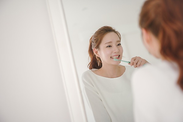 포토 JPG 응시 여자 실내 사랑 한명 서기 들기 상반신 20대 성인 뒷모습 아웃포커스 다정 거울 한국인 양치 칫솔 성인여자한명만 국내포토 1 시선 감정 뷰포인트 컨셉 모션 촬영기법 사람 동양인 청년 내부 위생용품 청결 여자한명만 성인여자만 파일형식